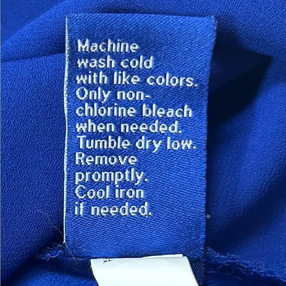 Apt. 9 Women's Royal Blue Blouse. Short Sleeve. Vneck line. Size XL. - Picture 8 of 8